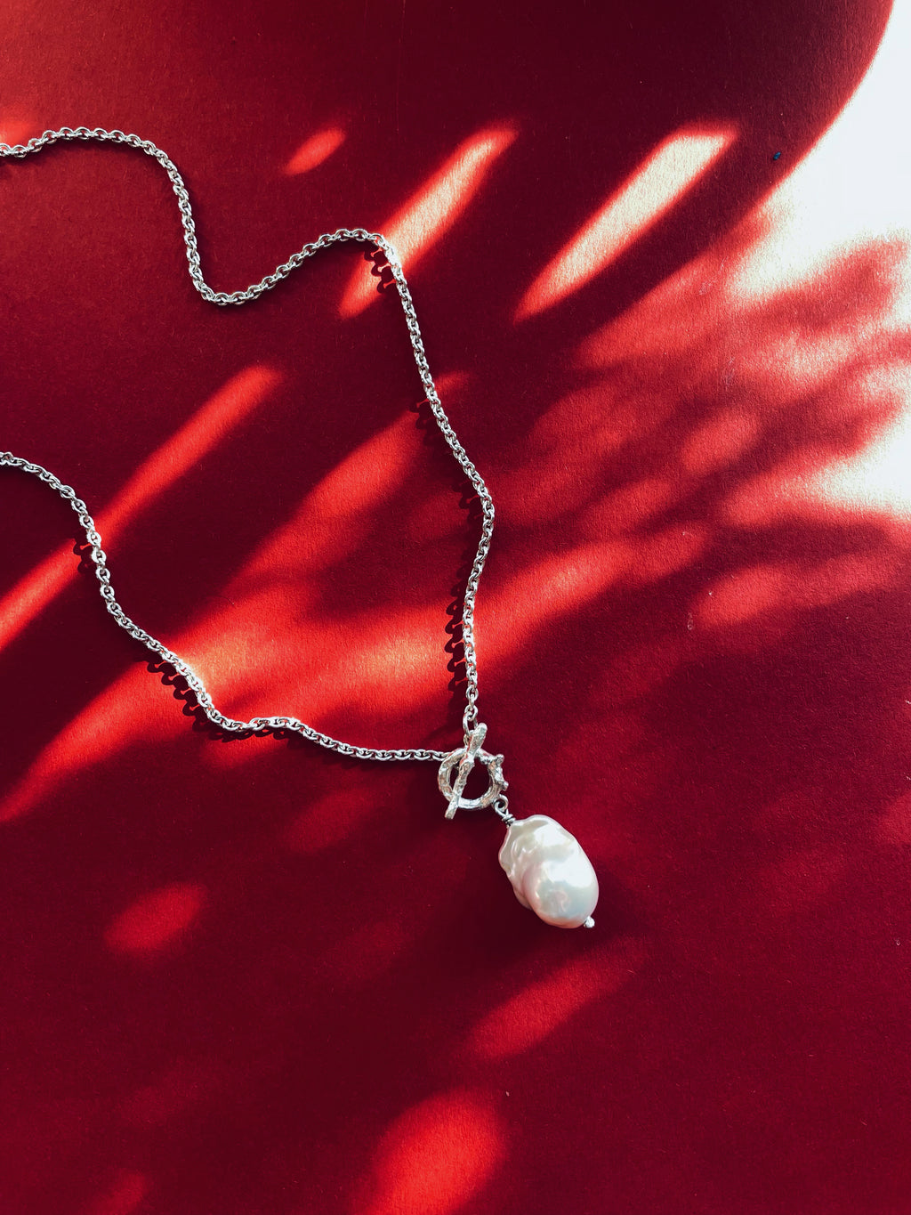 Kette mit organischem Knebelverschluss und barocker Perle