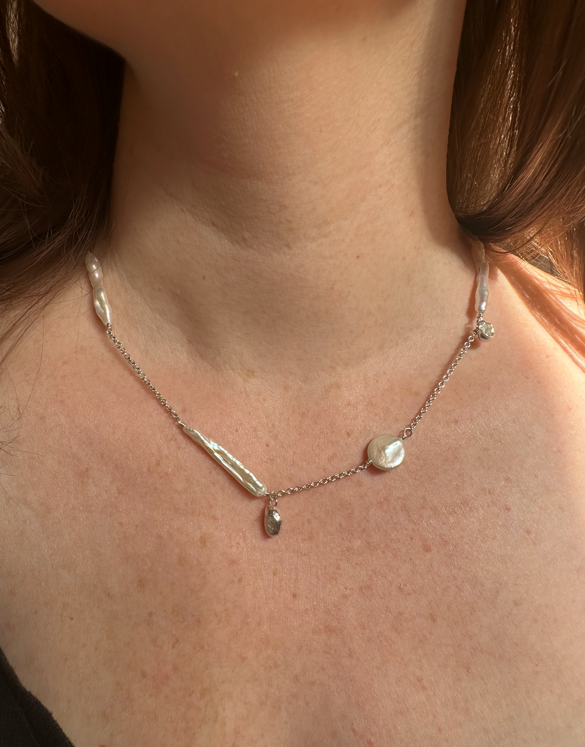 Kurze Kette mit Silberperlen