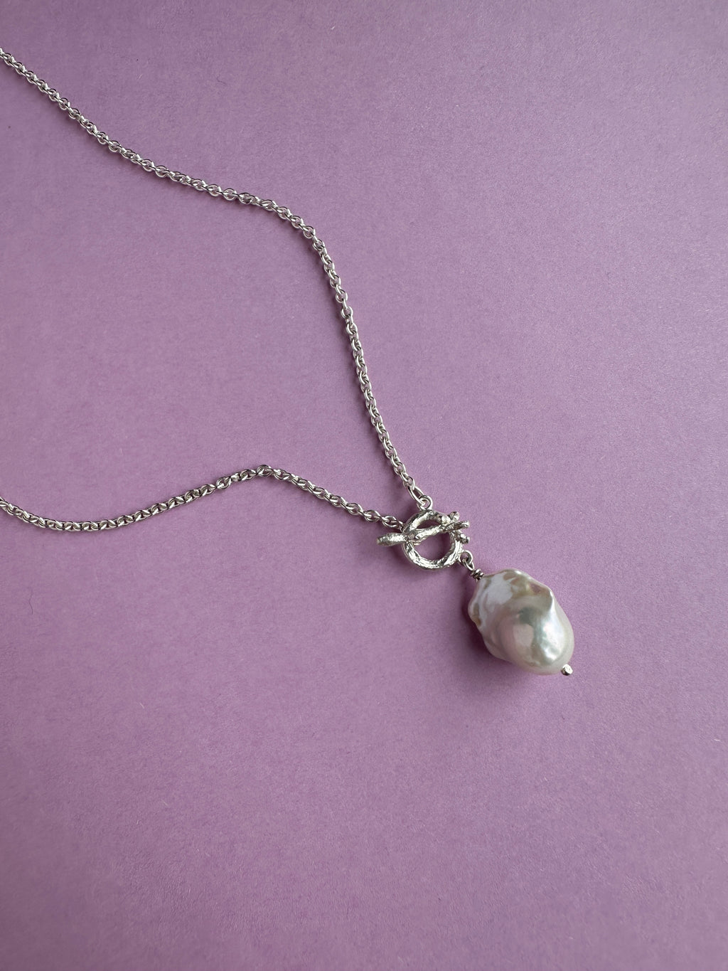Kette mit organischem Knebelverschluss und barocker Perle