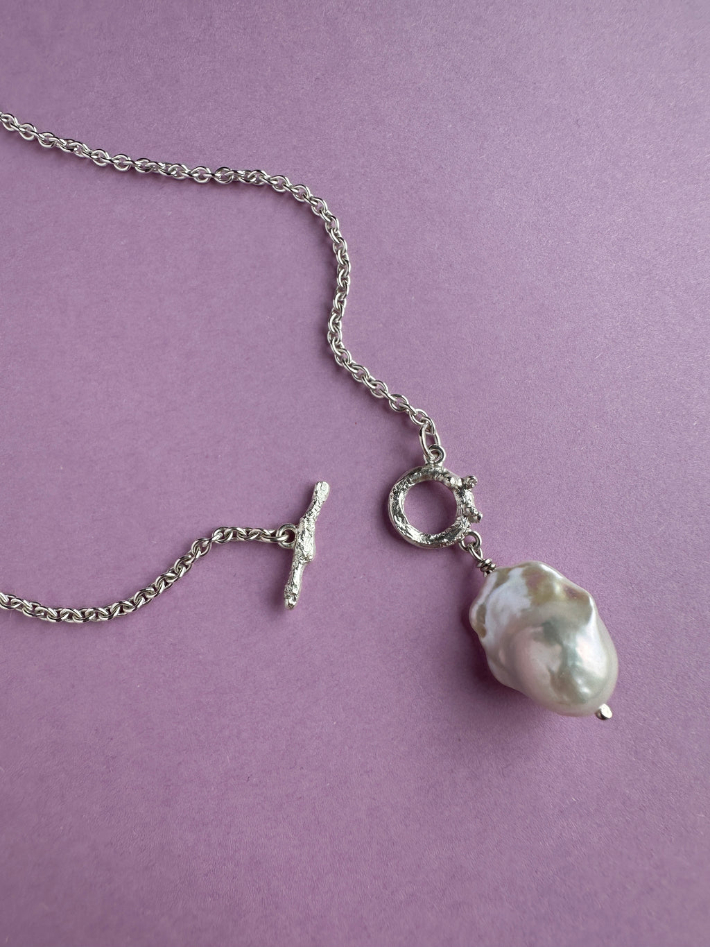 Kette mit organischem Knebelverschluss und barocker Perle