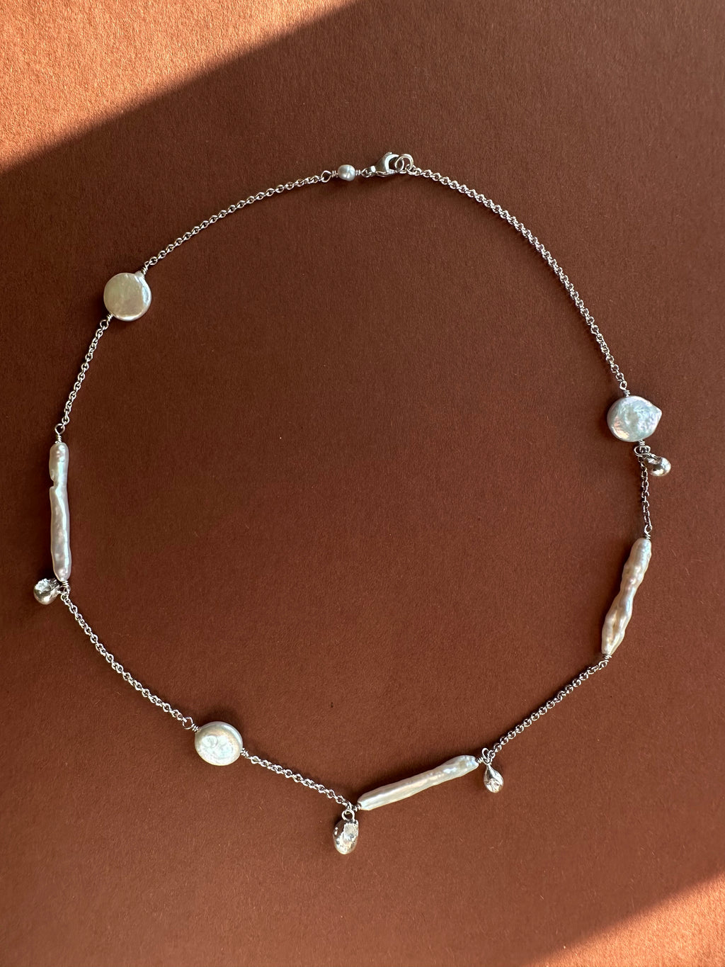 Kurze Kette mit Silberperlen