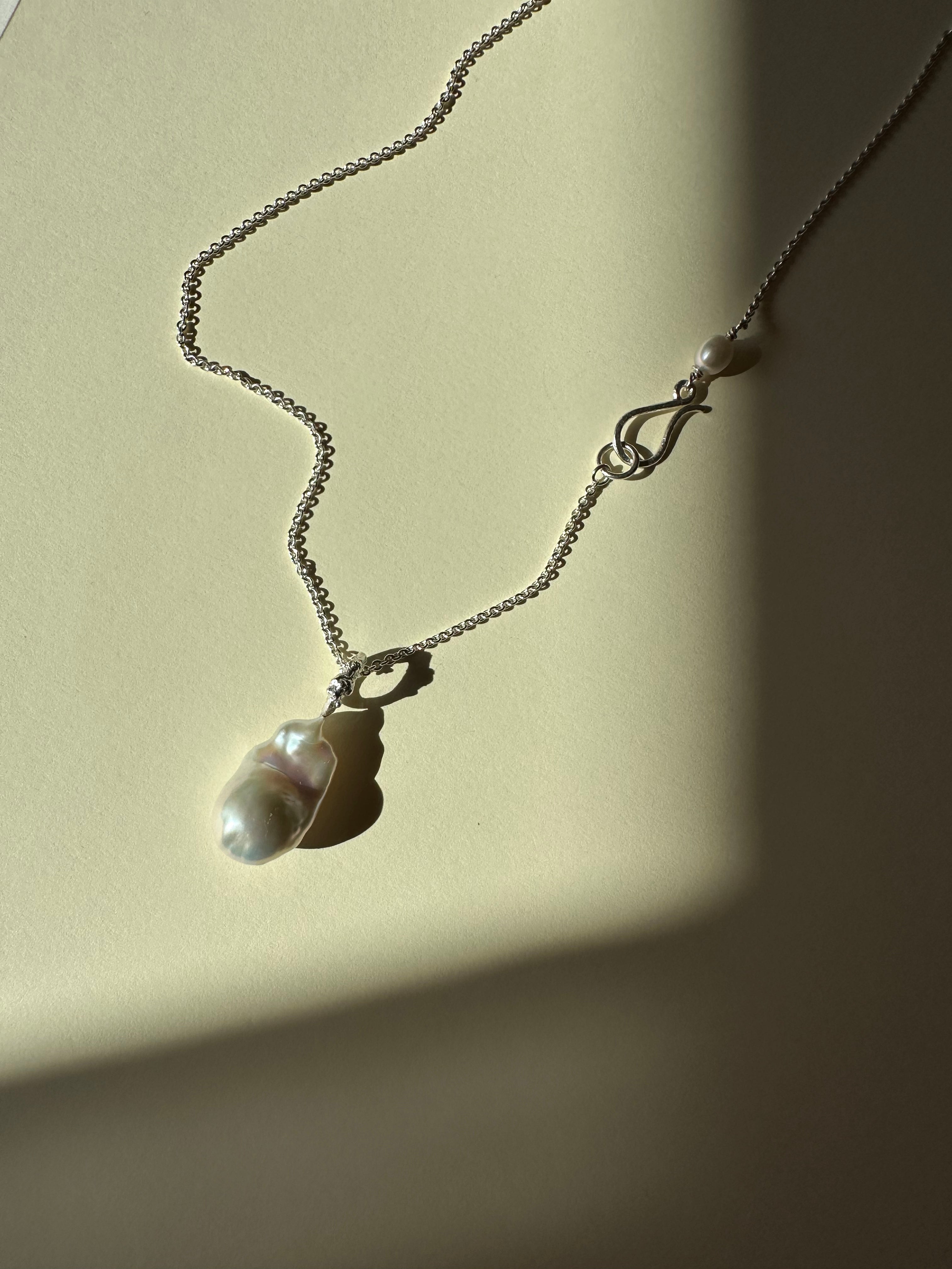 Lange Kette mit barocker Süßwasserperle