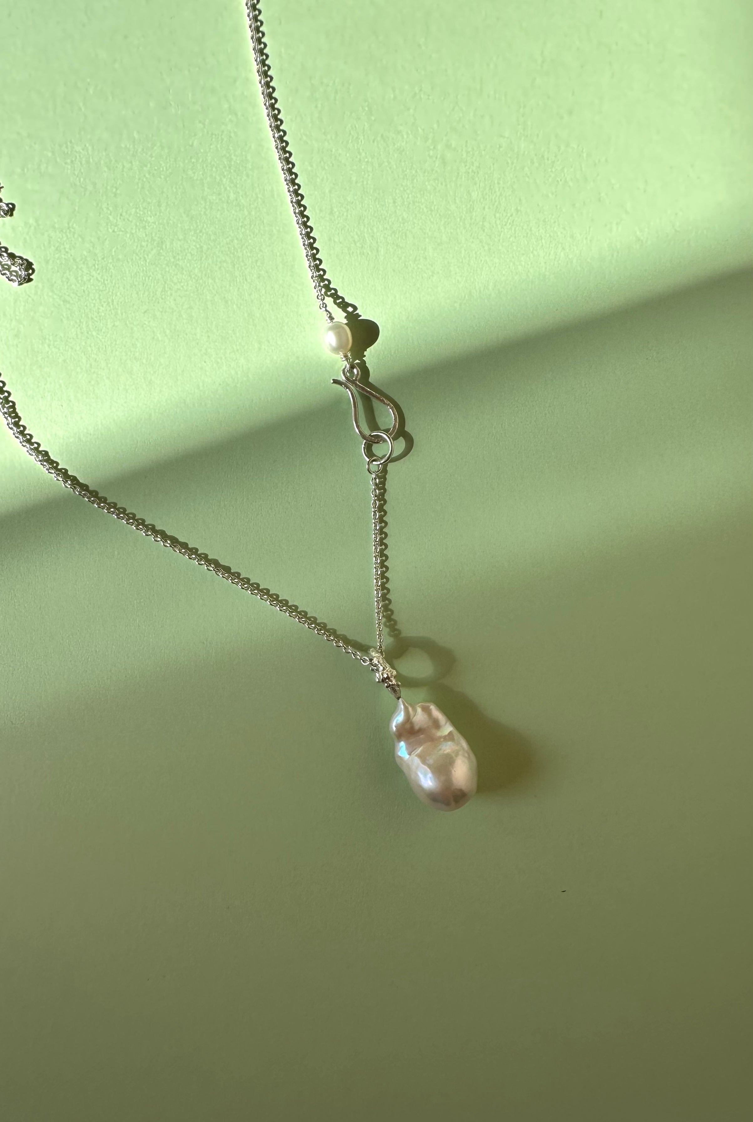 Lange Kette mit barocker Süßwasserperle