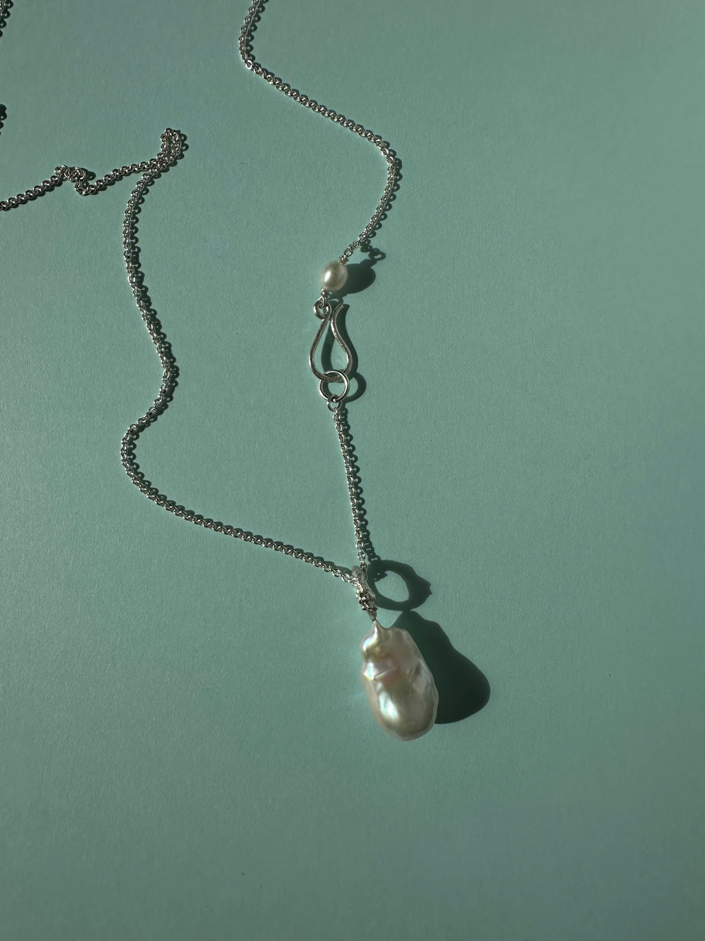 Lange Kette mit barocker Süßwasserperle
