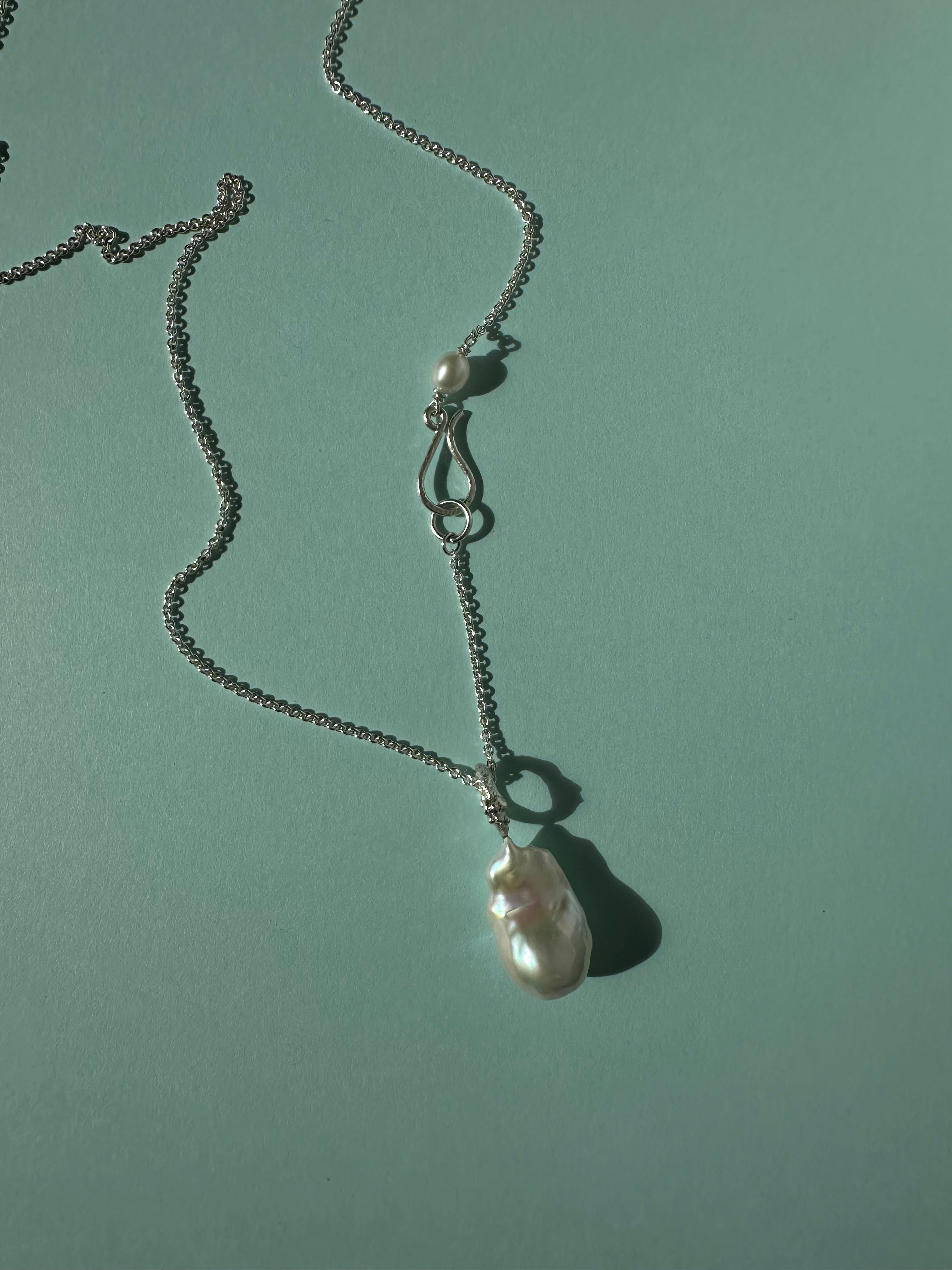 Lange Kette mit barocker Süßwasserperle