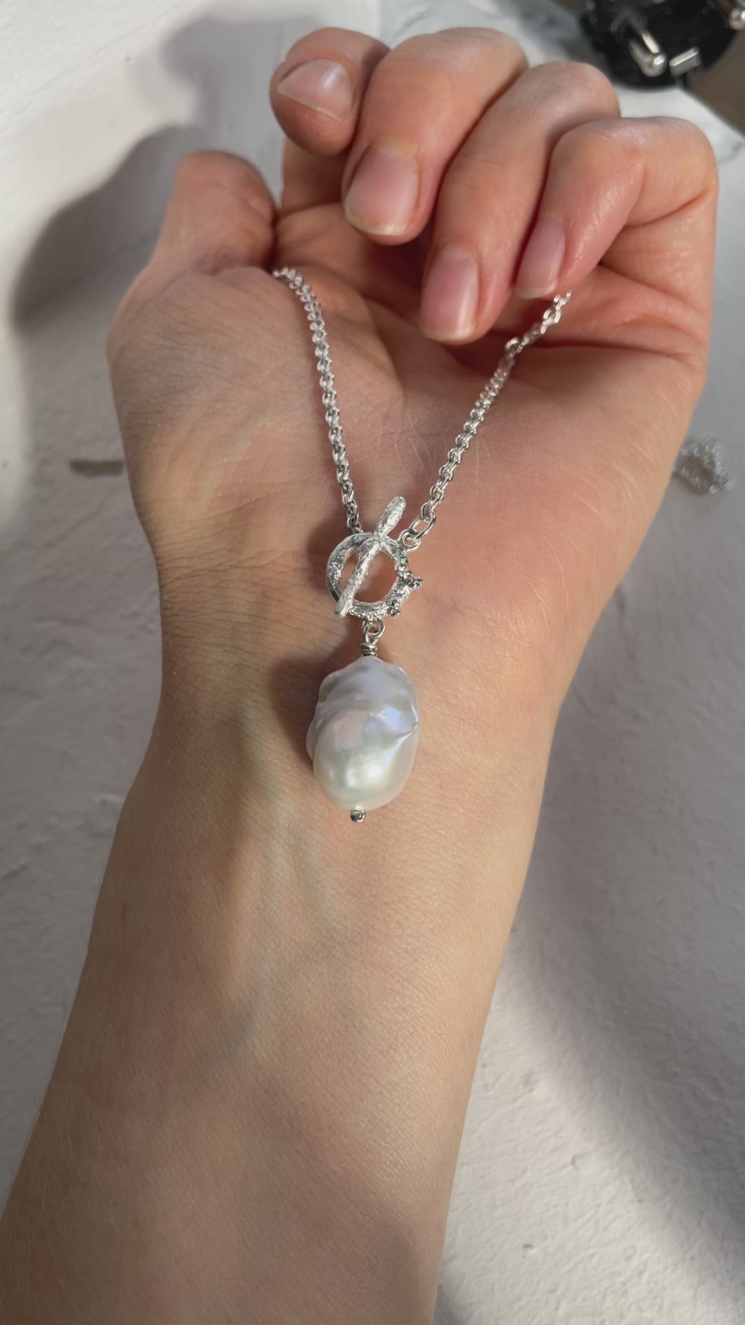 Kette mit organischem Knebelverschluss und barocker Perle