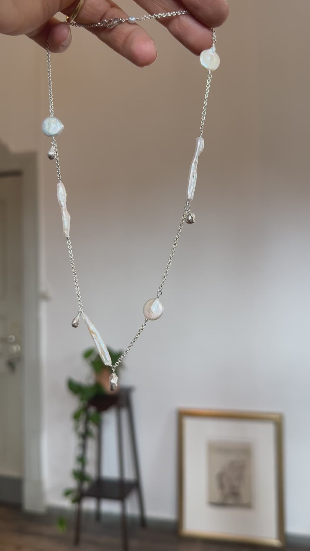 Kurze Kette mit Silberperlen